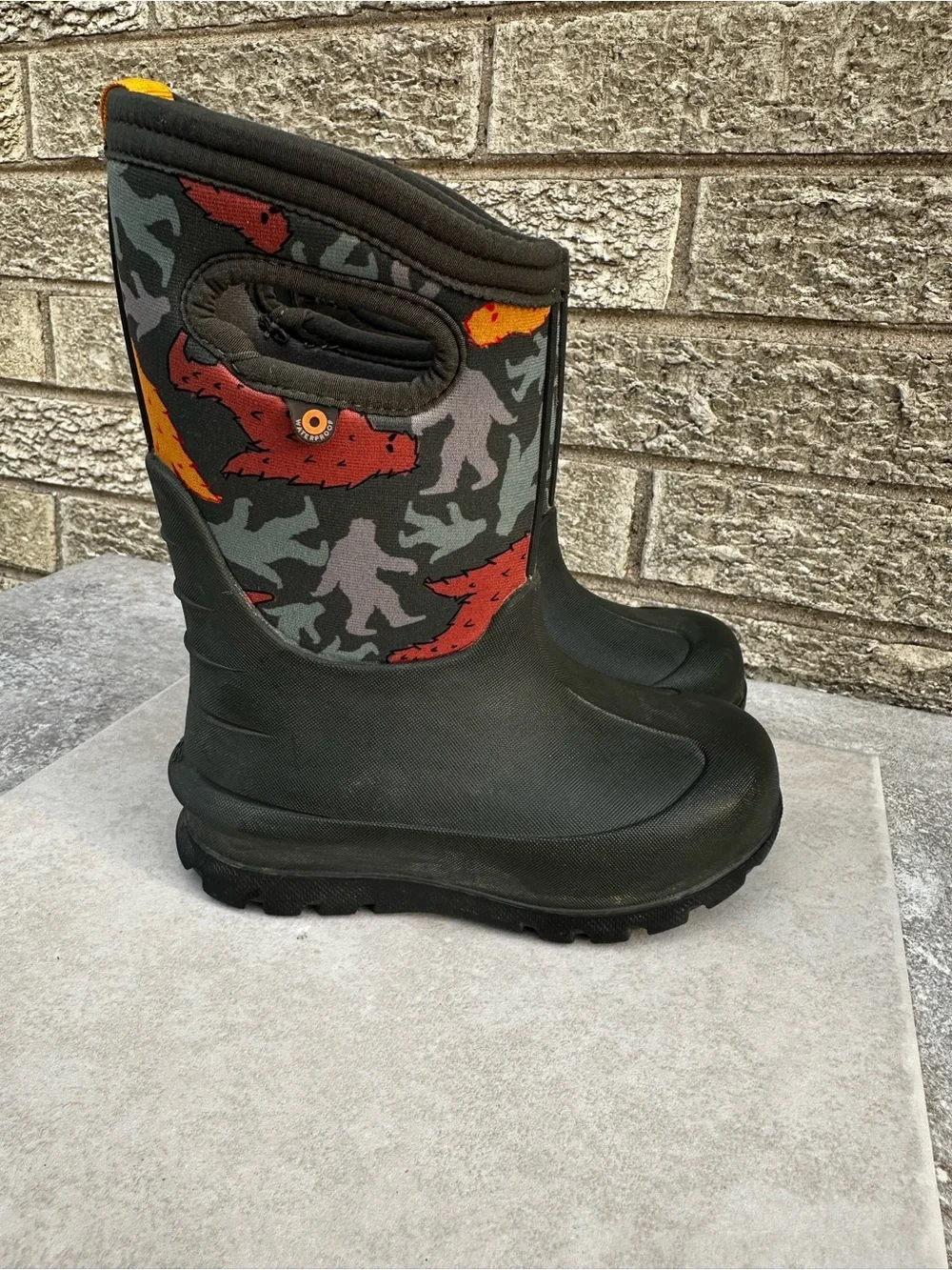 Bogs Kids' Neo-Classic Bigfoot / Topo Camo Boots size 9.